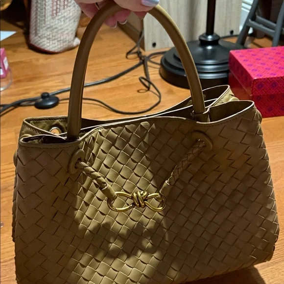 Elegant Tan Woven Handbag - Picture 8 of 9